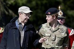 Britský princ Harry naslouchá estonskému prezidentovi Hendriku Ilvesovi během vojenského cvičení v Polgaste.