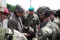 Martin Stropnický na inspekci u brigády rychlého nasazení.