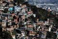 Jedna z chudinských čtvrtí v Rio de Janeiru, v pozadí je vidět stadion Maracana.