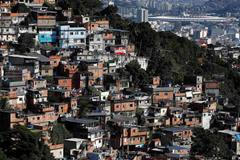 Jedna z chudinských čtvrtí v Rio de Janeiru, v pozadí je vidět stadion Maracana.