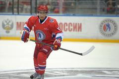 Putin hraje hokej