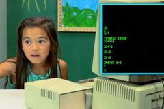 Děti reagují na starý stolní počítač