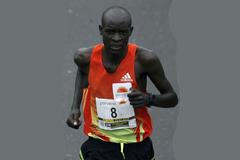 Keňský maratonec Peter Kirui dobíhá jako první půlmaraton v Bogotě.