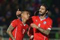 Fotbalisté Chile se radují z branky (Vargas, Pinilla)
