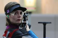 Česká střelkyně Kateřina Emmons během střelby ze vzduchové pušky na 10 metrů na OH 2012 v Londýně.