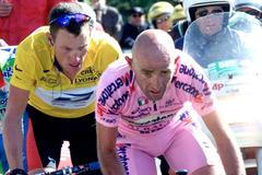 Americký cyklista Lance Armstrong (vzadu) stíhá Itala Marca Pantaniho během 15. etapy Tour de France 2000.