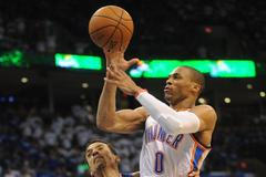 Russell Westbrook z Oklahomy útočí na koš LA Clippers