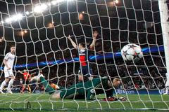 Pastore dává třetí gól Petru Čechovi