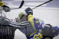 Hokejista Komety Brno Leoš Čermák (vlevo) se pere s Petrem Zámorským v 5. kole Tipsport extraligy 2012/13 během utkání s PSG Zlín.