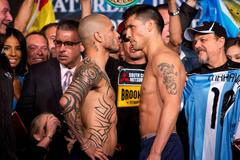 Miguel Cotto (vlevo) a Sergio Martinez na vážení