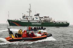 Greenpeace čekají na ruský tanker u haagských břehů