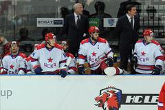 Hokejisté CSKA Moskva Michail Grabovskij, Alexandr Radulov a Igor Radulov vstávají v utkání KHL 2012/13 proti Lvu Praha.