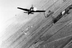 Německá stíhačka Fw-190 zasažená spojeneckým stíhačem v době vylodění