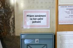 Schránka na protikorupční podněty v budově ministerstva financí