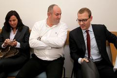 FOTO Fotbalová elita u soudu. Křetínský přinesl i tašku