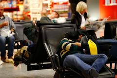 Cestující na letišti ve Frankfurtu nad Mohanem
