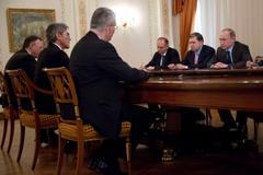 Šéf Siemensu Kaeser (druhý zleva) u Vladimira Putina.