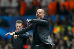 Trenér Guardiola gestikuluje ve čtvrtfinále Ligy mistrů