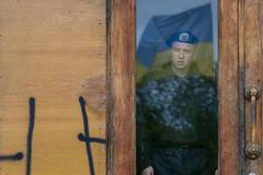 Příslušník jednotek ukrajinského ministerstva vnitra ve Slavjansku.