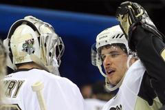 Hokejisté Pittsburghu Fleury a Crosby se radují po výhře nad Rangers