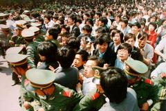 Tiananmen - 4. června - 1989 - studenti se tlačí na náměstí Nebeského klidu