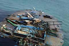 Vraky migrantských lodí na Lampeduse