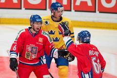 Tomáš Mojžíš a Tomáš Rolinek se radují z branky v síti Švédska