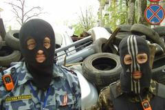 Zakuklenci na doněckých barikádách.