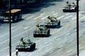 Čína - Tiananmen - 5. června 1989 - muž před tanky