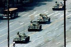 Čína - Tiananmen - 5. června 1989 - muž před tanky