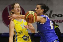 Basketbalistka ZVVZ USK Praha Eva Vítečková v utkání 1. kola Evropské ligy proti Salamance.