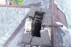 Komín ve Stříbrné po zemětřesení