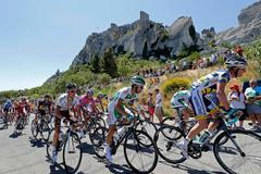 Hlavní peloton jezdců v šesté etapě Tour de France