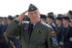 Král Juan Carlos na vojenské základně v Zaragoze, 2008.