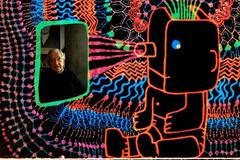 Je muž, který je vysoký, šťastný? Animovaná konverzace s Noamem Chomskym