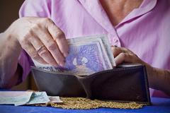 Peníze, důchod, důchodce, peněženka, spoření, ilustrační foto