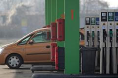 Ropa, benzín, tankování, ilustrační foto