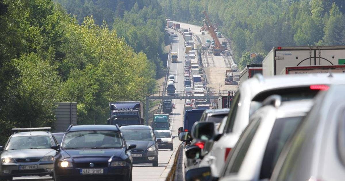 Dálnice D6 před Prahou je do večera zavřená kvůli neodkladné opravě vozovky