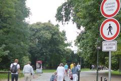 DUEL: Utlačují cyklisté chodce?