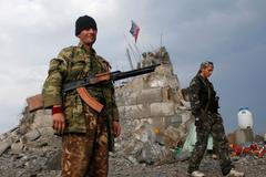 Proruští separatisté poblíž zničeného památníku u Doněcku