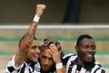 Caceres, Vidal a Asamoah se radují z branky Juventusu