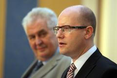 Zeman navštívil jednání vlády