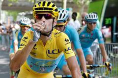 FOTO Tour dorazila do Paříže, Nibali pil za jízdy šampaňské