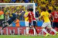 MS 2014, Brazílie-Kolumbie: David Luiz (4) dává gól Davidu Ospinovi