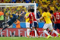 MS 2014, Brazílie-Kolumbie: David Luiz (4) dává gól Davidu Ospinovi