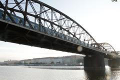 Protne pražskou náplavku pod Vyšehradem silniční most?