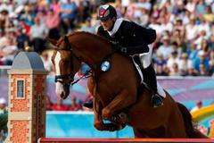 Český moderní pětibojař David Svoboda jede parkur během OH 2012 v Londýně.