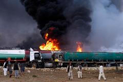 Cistery s palivem hoří po útoku Tálibánu na okraji Kábulu.