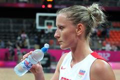Česká basketbalistka Michaela Zrůstová se napájí v utkání skupiny A s USA na OH 2012 v Londýně.