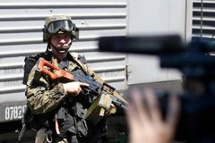 Proruský separatista u vlaku na nádraží v Torezu